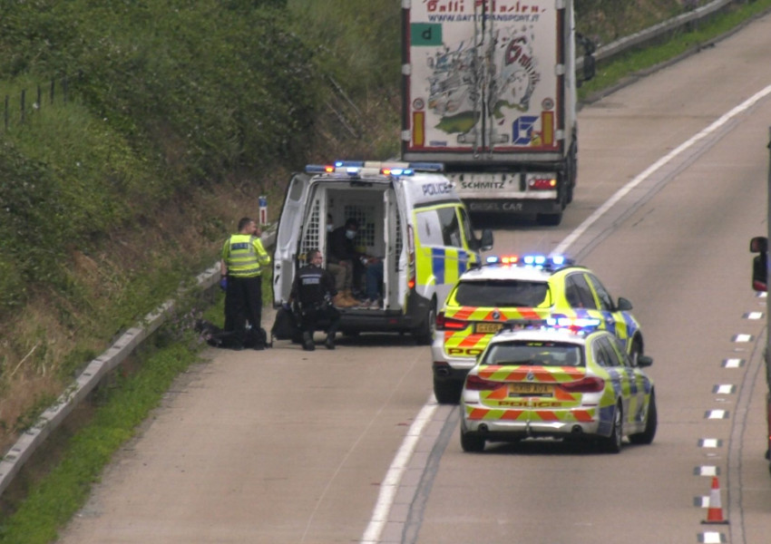 Лондон: Откриха 12 нелегални емигранти в камион малко преди да се задушат.