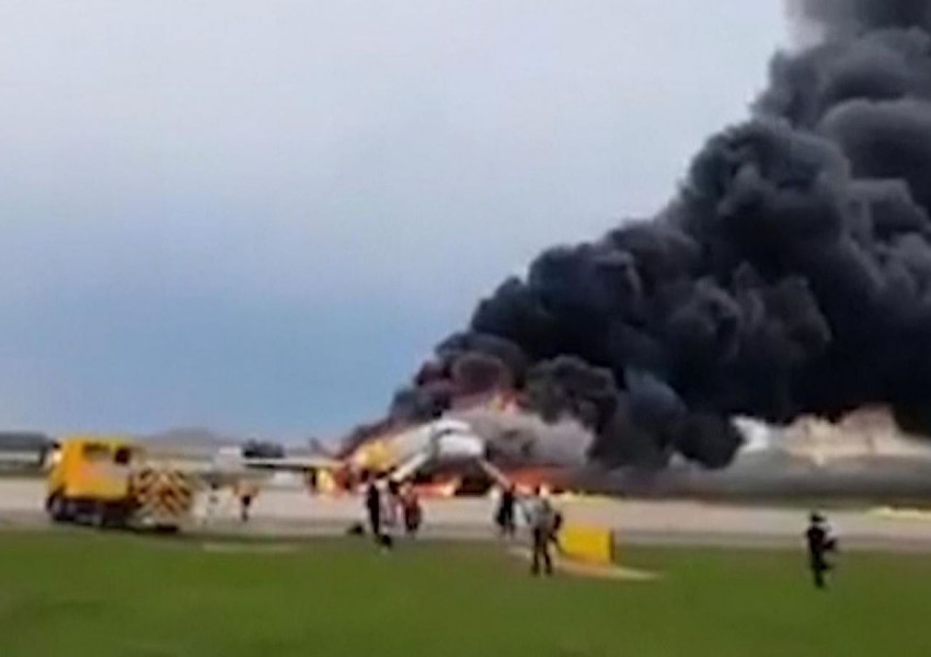 Руски самолет кацна аварийно в Москва след пожар, има загинали 
