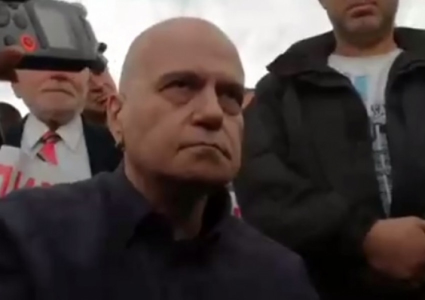Слави пак протестира пред Народното събрание