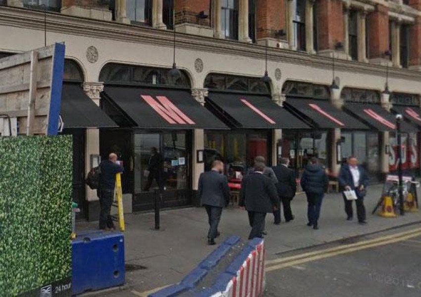 Плъх падна върху главата на жена в елитен ресторант в Лондон