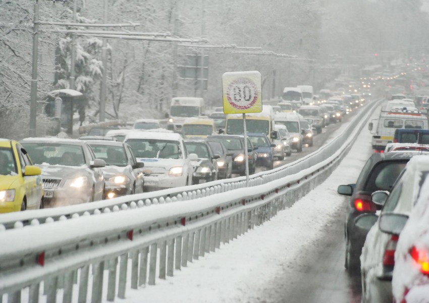 200 000 коли напират към София сред сняг и виелици