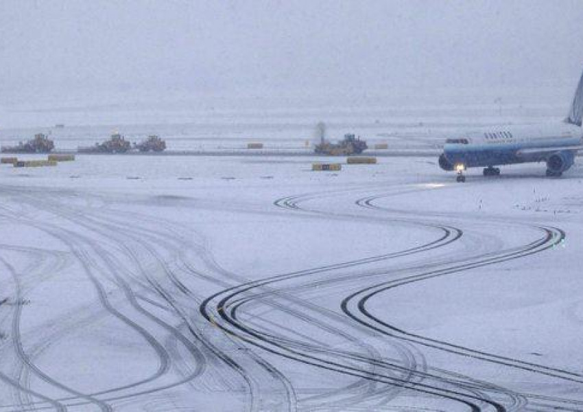 Десетки българи блокирани на летище в Германия заради снега