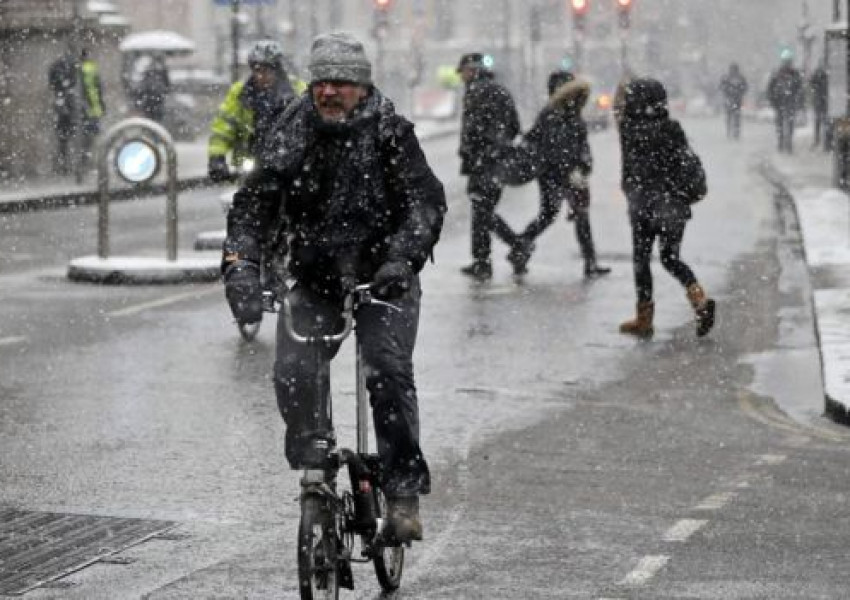 Снегът отложи 70 полета от "Хийтроу"