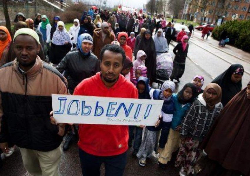 Швеция гони 80 000 мигранти