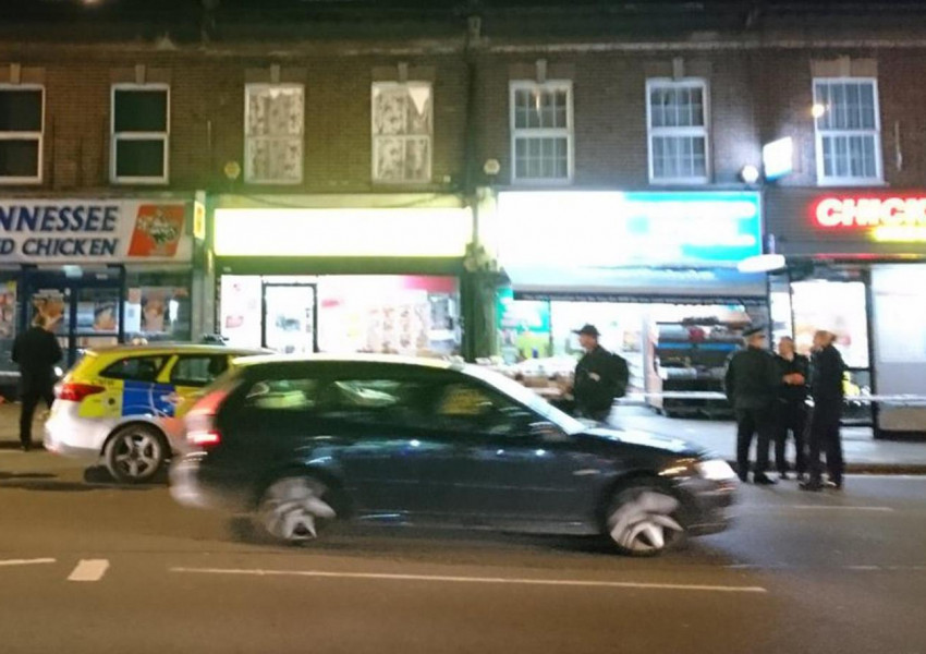 Младо момче се бори за живота си след атака с нож пред метростанция в Западен Лондон