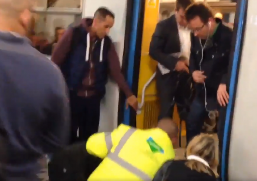 Спасиха кученце, паднало между влака и платформата на станция в Южен Лондон