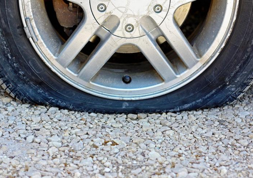 Екоактивисти пукат гуми на автомобили в лондонски квартали