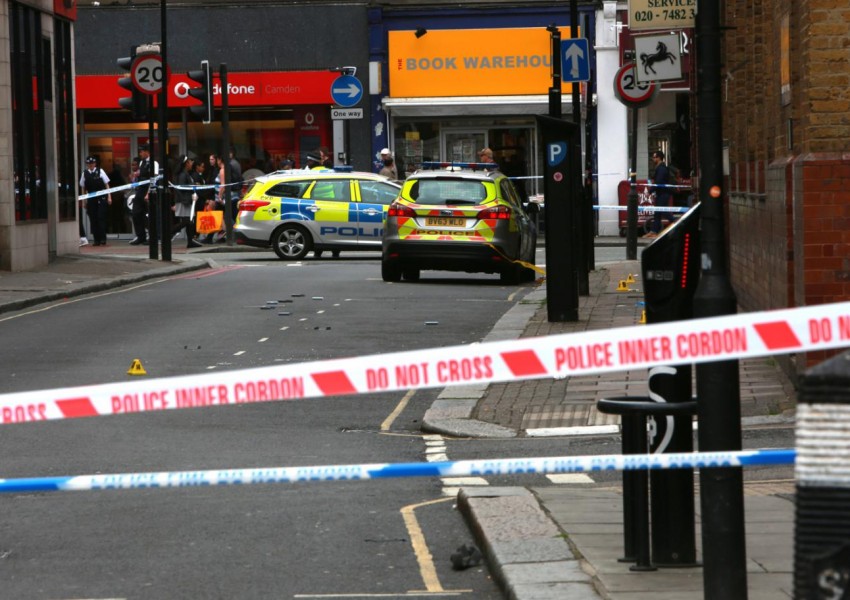 Един убит и двама ранени в улични атаки през почивните дни в Лондон