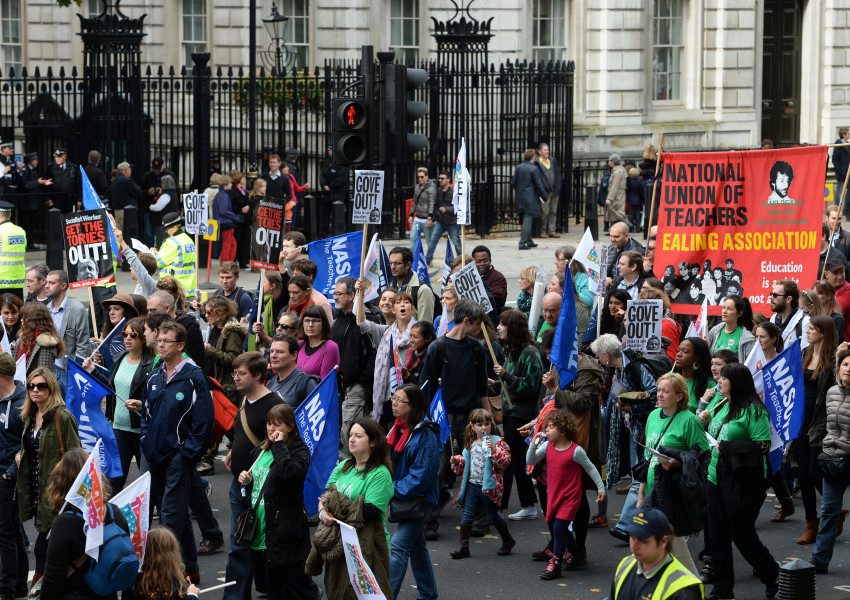Тереза Мей остава на власт, Корбин организира масови стачки