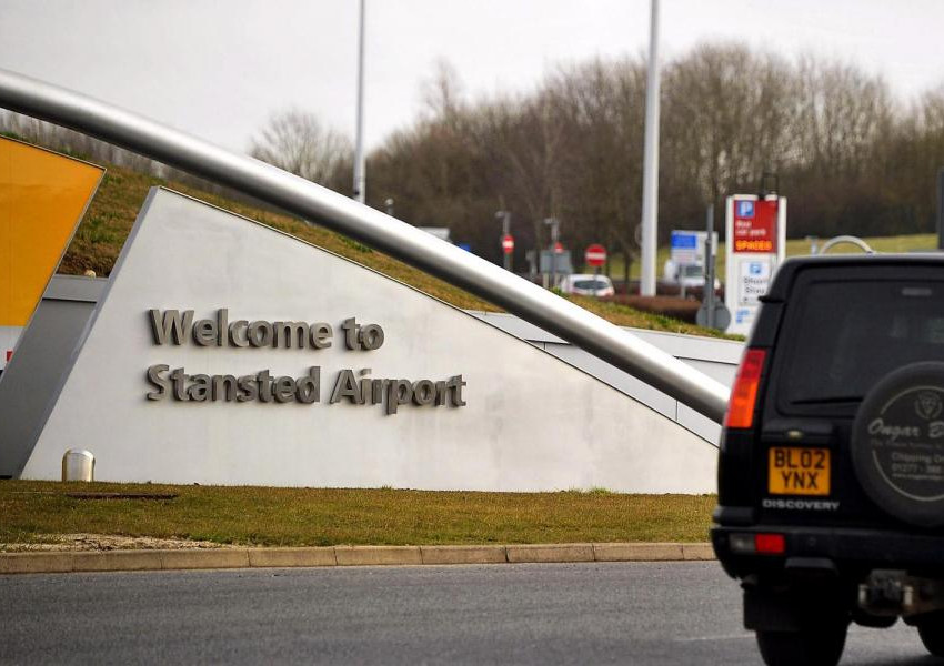 Арестуваха 16-годишно момче на Stansted, помагал на терористи