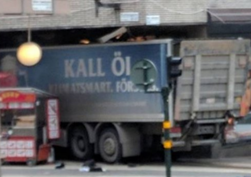 Извънредно! Камион се вряза в пешеходци в Стокхолм! (ОБНОВЕНА)