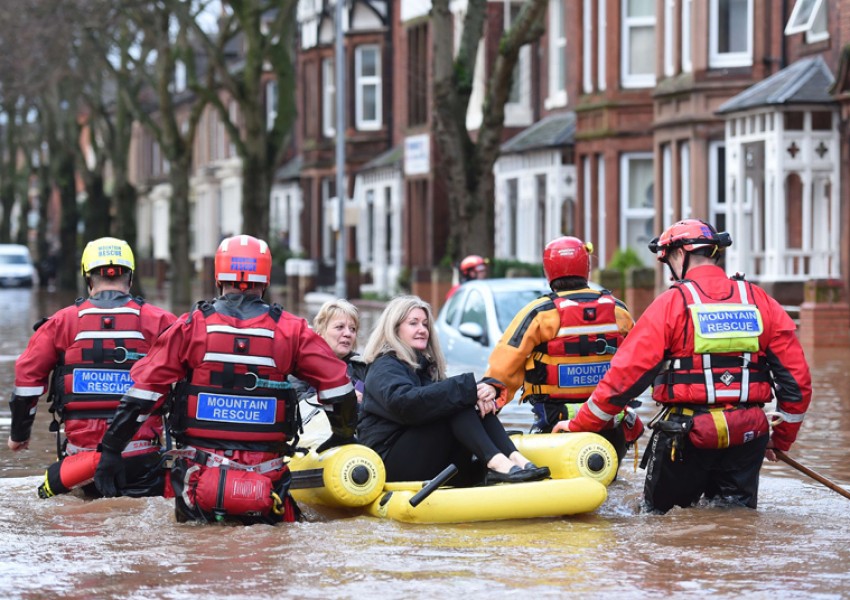 Бурята "Ева" връхлита Великобритания след броени часове