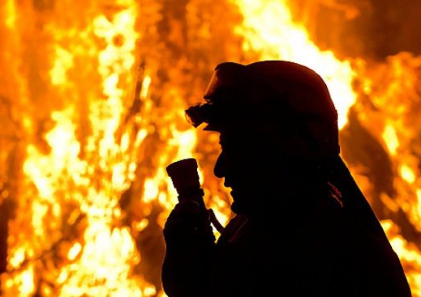 Евакуираха стотици туристи в Сицилия