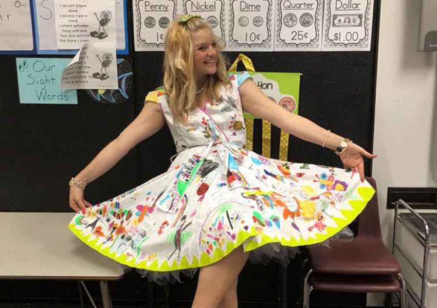 Учителка позволи на първолаци да обрисуват бялата й рокля (СНИМКИ)