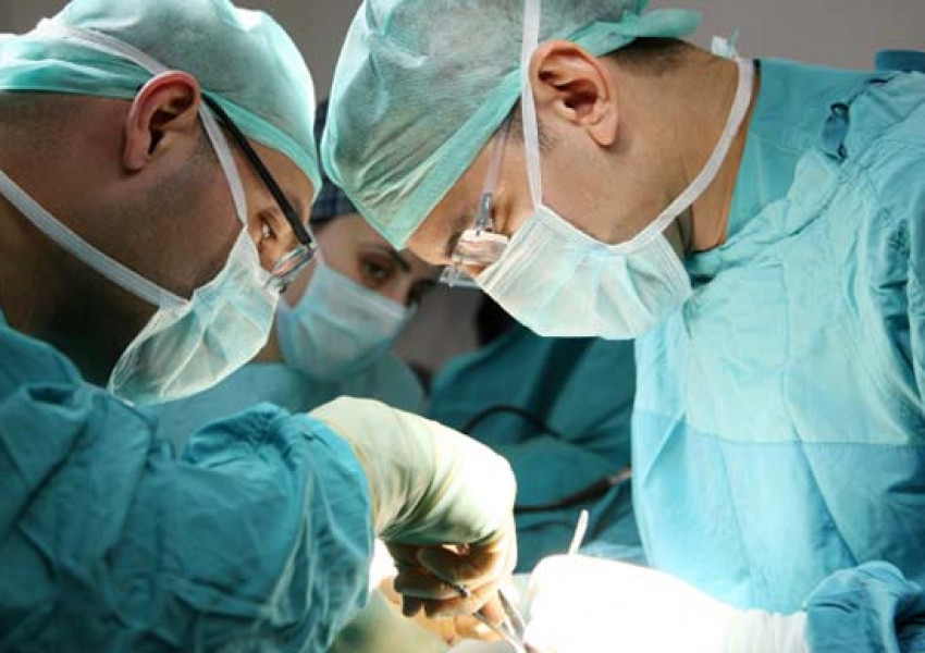 Защо хирурзите носят зелени престилки? 