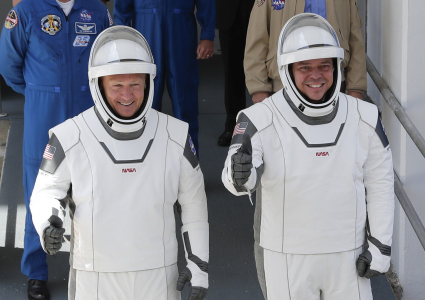 Двамата американски астронавти влязоха в Международната космическа станция