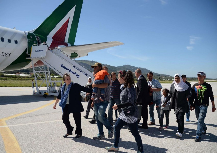 Папата отведе към Рим 12 бежанци от остров Лесбос