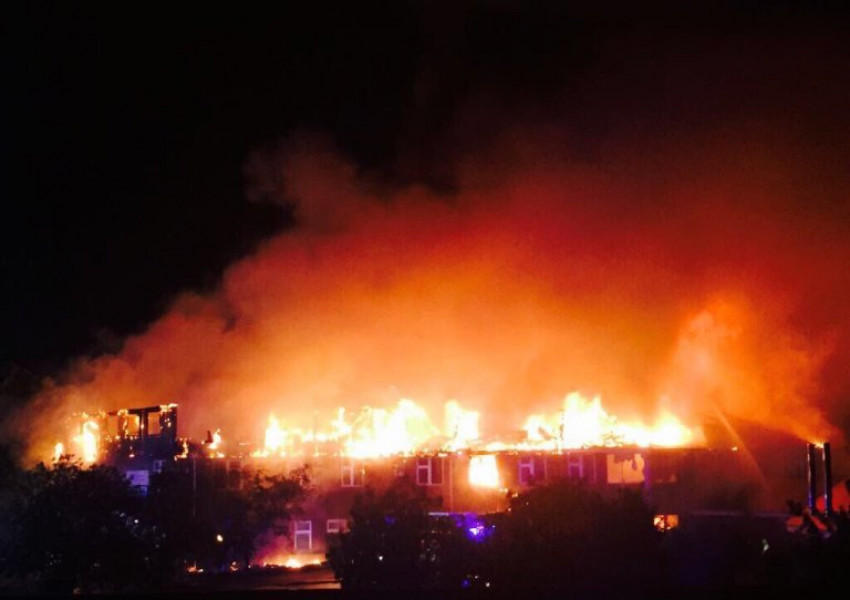 Десетки хора евакуирани след огън в Съри