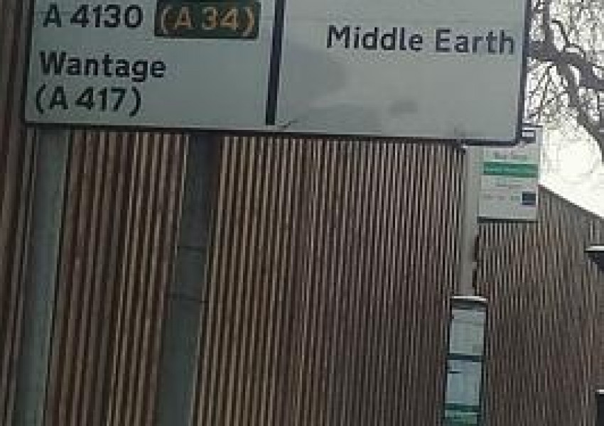 Следваща спирка : Нарния! Странни табели цъфнаха по британските пътища!