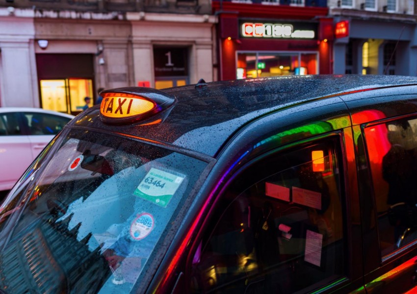 Uber изяжда бъдещото на черните таксита