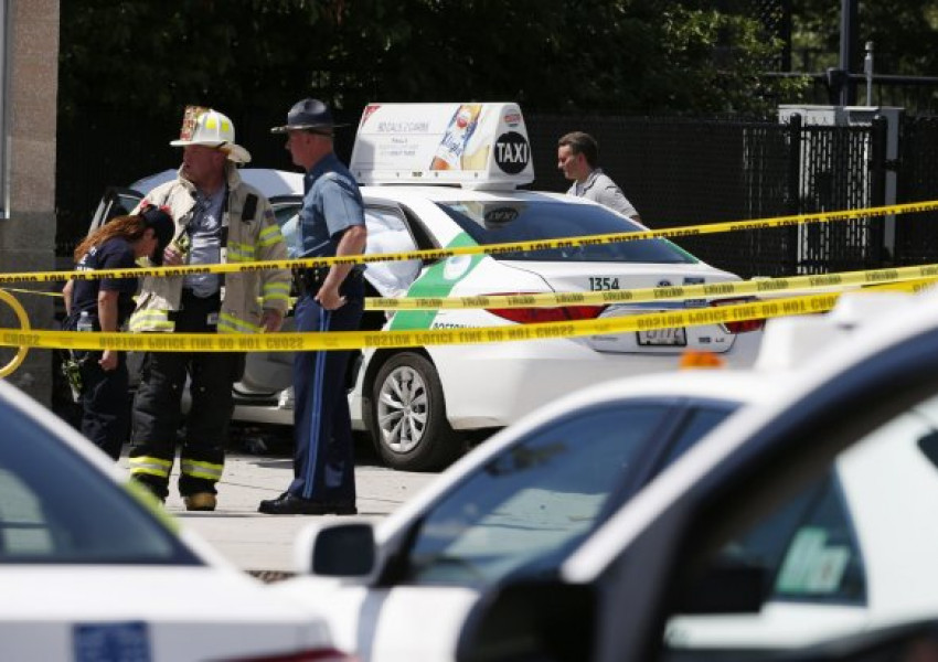 Такси се вряза в група хора в Бостън