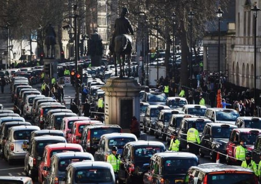 Такситата в Лондон на бунт срещу Uber