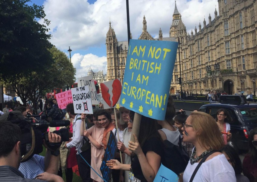 Млади британци протестираха срещу "Брекзит" пред Парламента