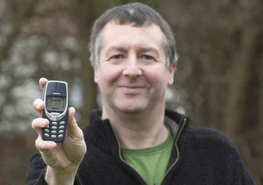 Този британец притежава най-страрият телефон във Великобритания!