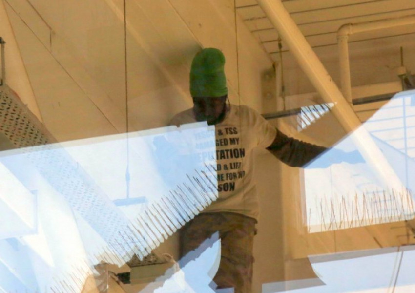 Бивш служител на "Теско" заплашва да се самоубие от покрива на магазина