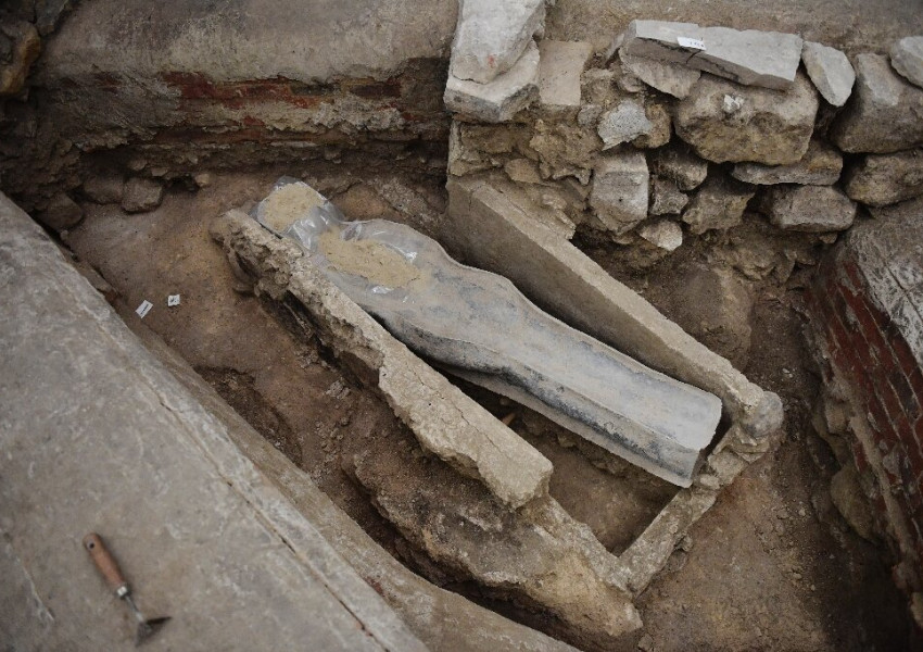 Мистериозният саркофаг, открит под Нотр Дам след пожара, ще бъде проучен