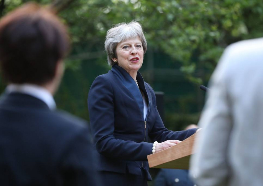 Само 1 на 3 британци вярват в успеха на Тереза Мей