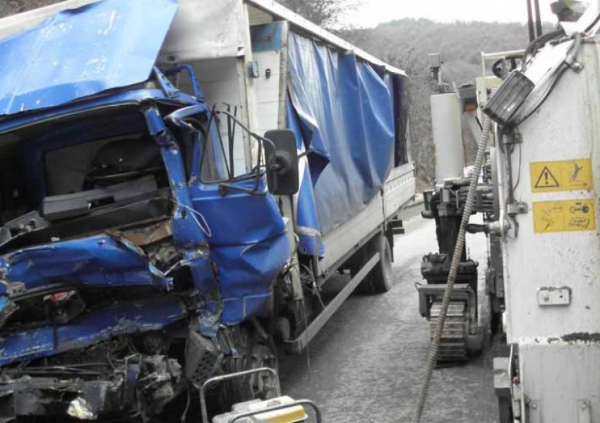 Тежък инцидент с българи в чужбина! Един загинал след ужасяващ сблъсък на два камиона
