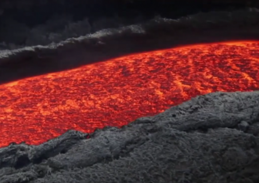 Етна отново се събуди! Тонове лава се стичат по склоновете на вулкана (ВИДЕО)