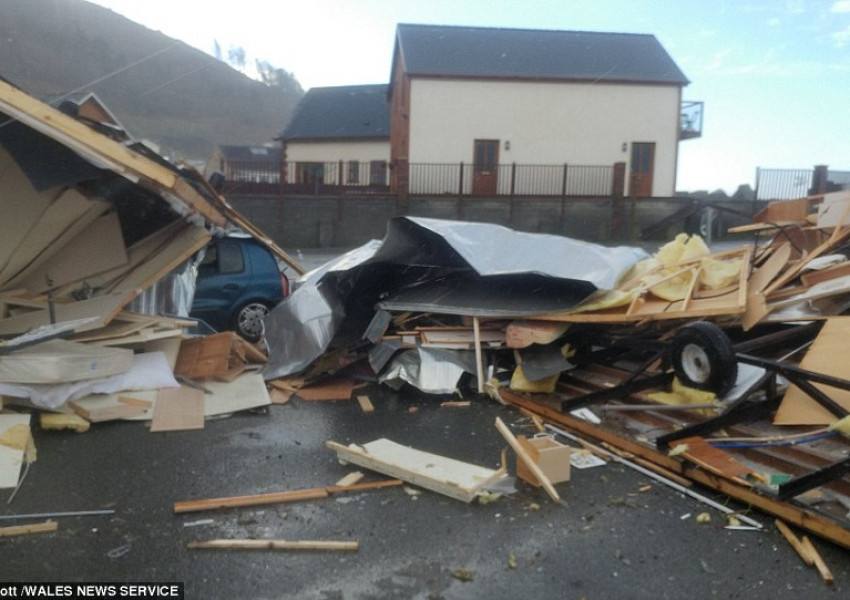 Ураганни ветрове удариха вилно селище в Западен Уелс