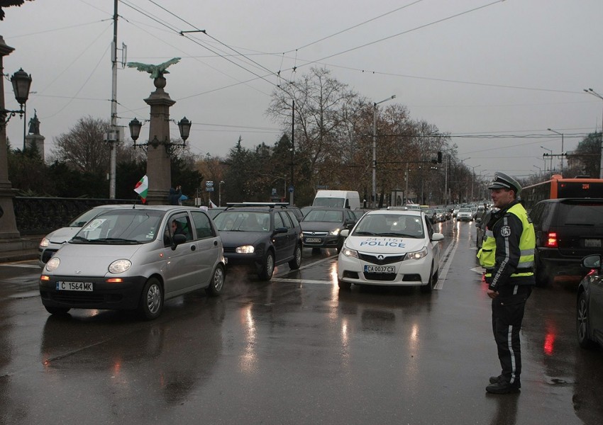 Над 100 000 автомобила напуснаха София днес