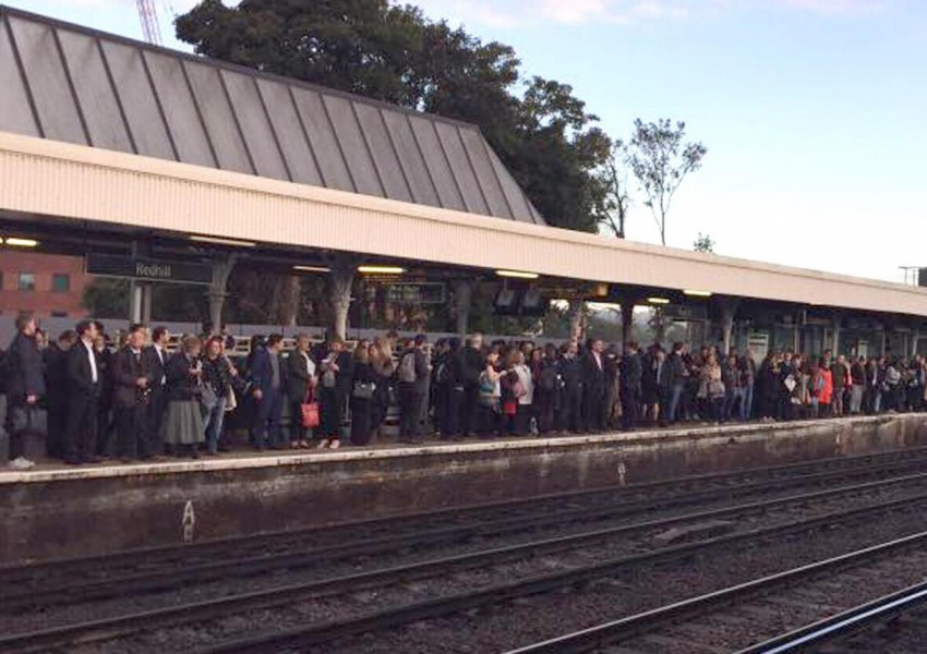 Компенсират лондончани, пътуващи с влак, при 15-минутно закъснение