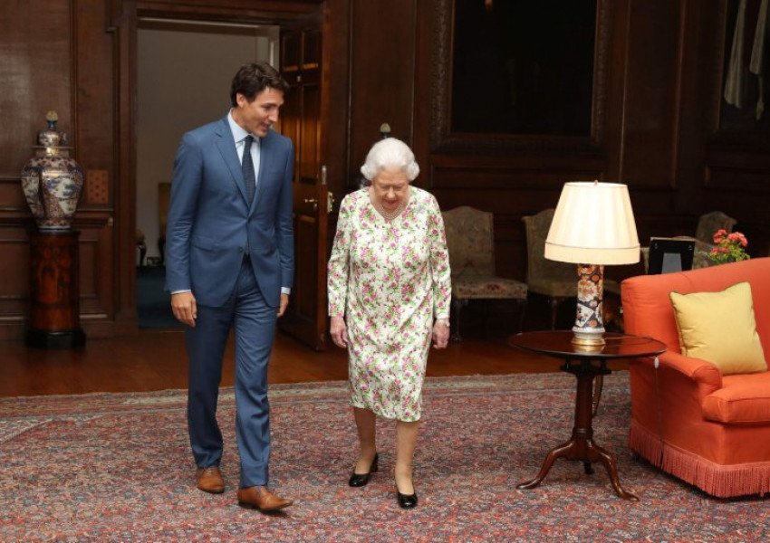 Канадският премиер разсмива Елизабет Втора
