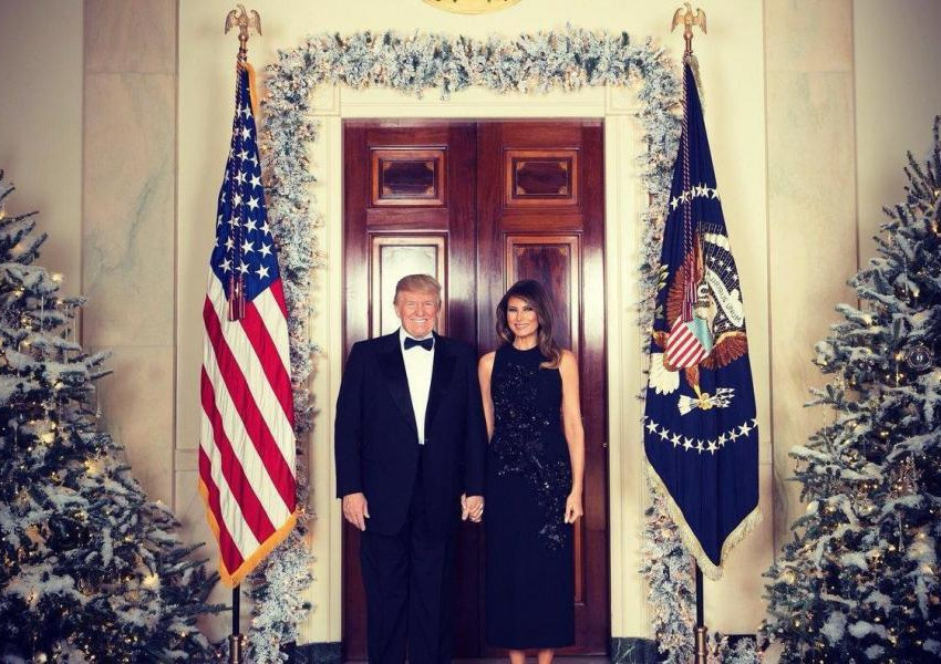 Семейство Тръмп позират ухилени за Коледа