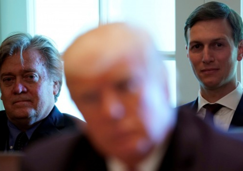 Главният стратег на Белия дом напусна поста си 