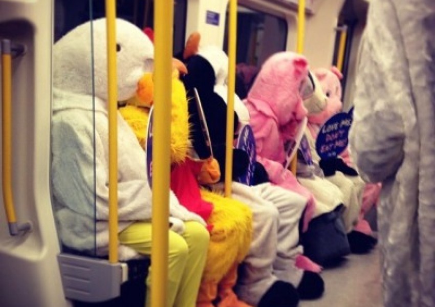 Най-странните неща, които можете да видите в метрото в Лондон (СНИМКИ)
