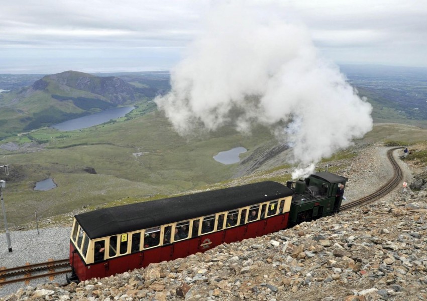 Британски турист бе върнат от влак в Уелс - имало твърде дебели пътници