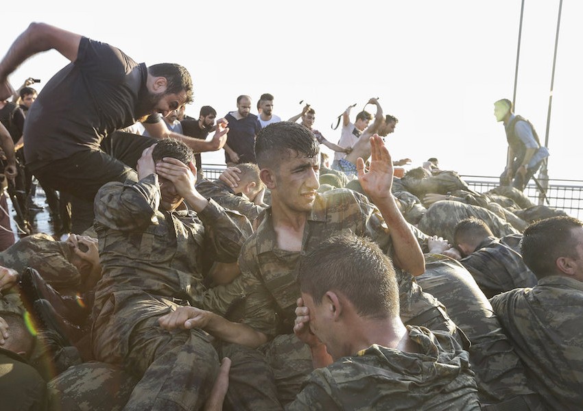 Чистката в Турция: нови 1400 уволнени в армията