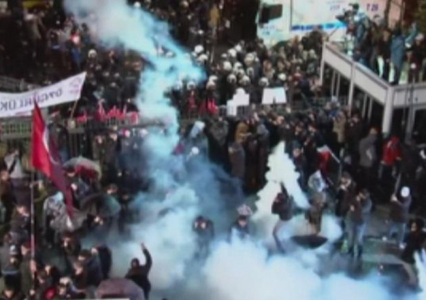 Турската полиция окупира редакцията на опозиционния вестник "Заман" в Истанбул
