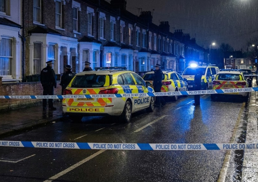 Убийство в Западен Лондон: 18-годишен младеж бе наръган смъртоносно на улица във Фелтъм