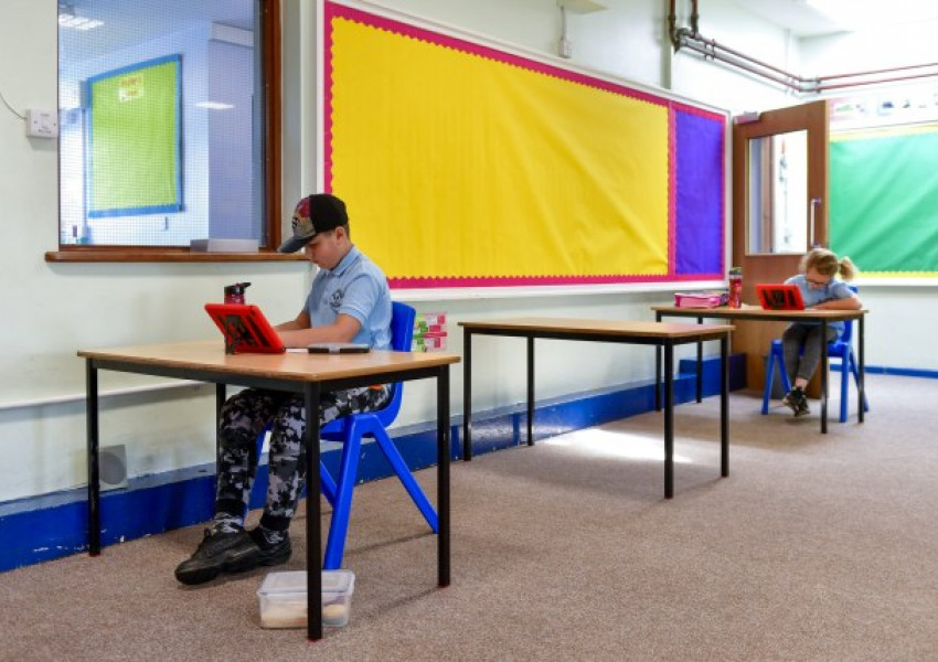 Все повече училища в Англия отлагат връщането на учениците 