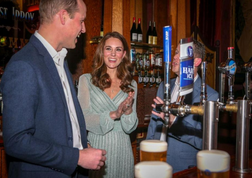 Защо принц Уилям и Кейт наливаха бира в Белфаст? (СНИМКИ)