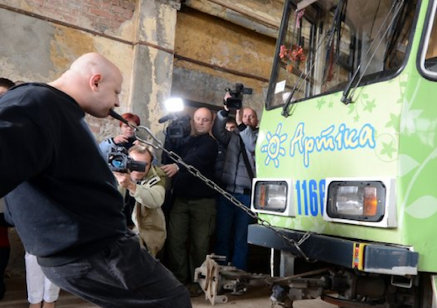 Украинец тегли трамвай със зъби 
