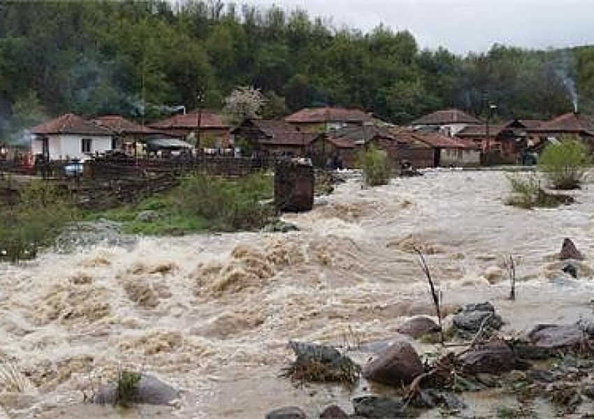 Над 2,5 метра е достигнало нивото на река Струма в край благоевградското село Бело поле.