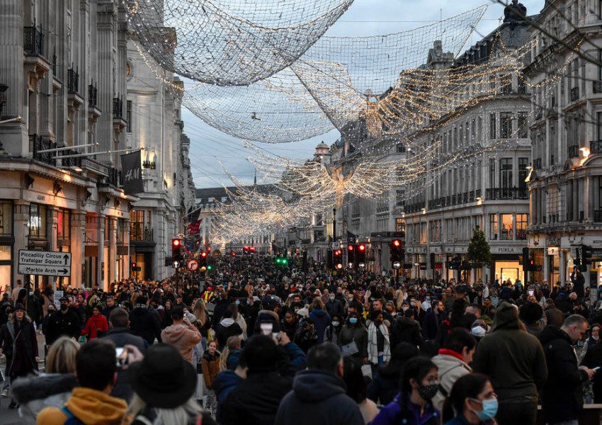 Коледно пазаруване: тълпи от лондончани заляха центъра.