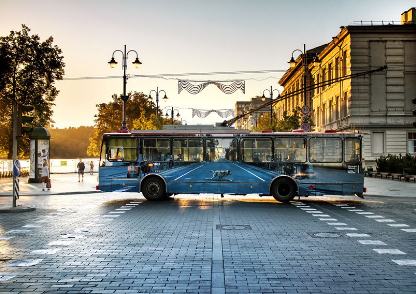 Уличен артист кара тролейбусите да изчезват (СНИМКИ)